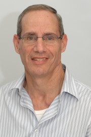 Profesor Noga Alon w okularach i koszuli w biało szare paski.