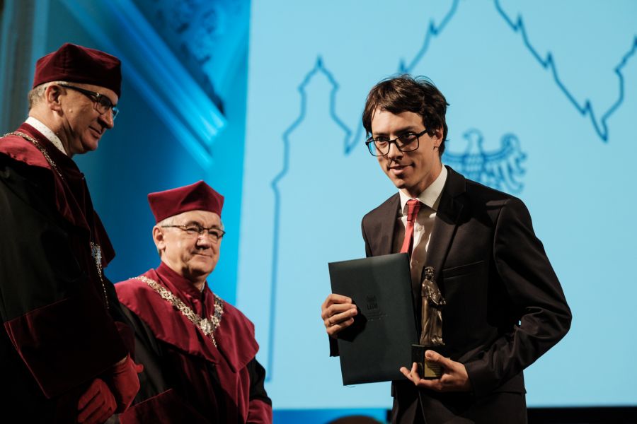 Zdjęcie przedstawia dra Jędrzeja Garnka odbierającego nagrodę Praeceptor Laureatus