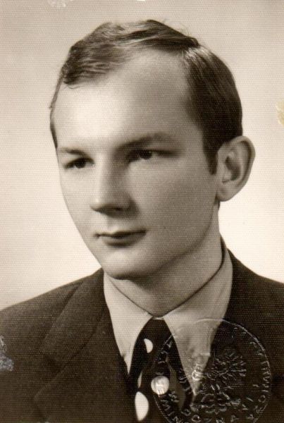 Zdjęcie legitymacyjne dr Jerzego Rutkowskiego z czasów młodości