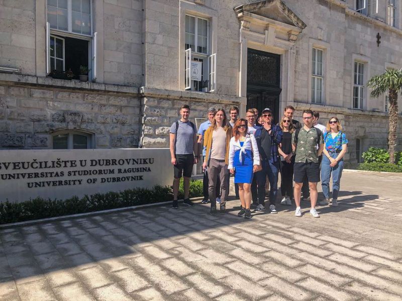 Zdjęcie przedstawia studentów w trakcie wizyty na Uniwersytecie w Dubrowniku