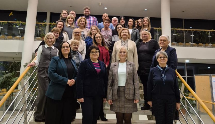 nauczycielki pozują do zdjęcia na schodach