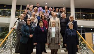 nauczycielki pozują do zdjęcia na schodach