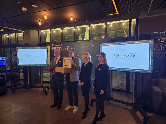 Prof. odbiera nagrodę