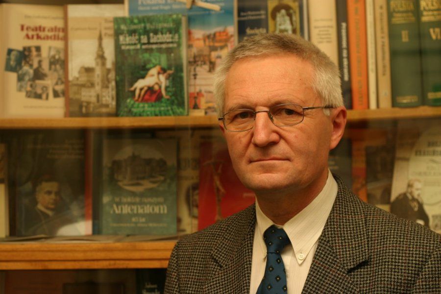 Profesor Murawski, w tle książki